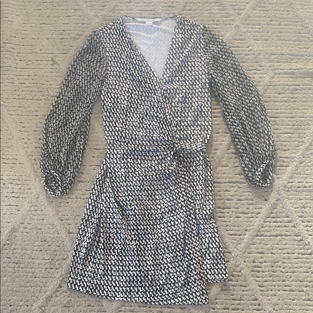 Diane Von Furstenberg Elegant Black and White Patterned Dress size 2